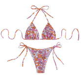 Traje de baño bikini con cuello halter fruncido y estampado floral en contraste con lazo